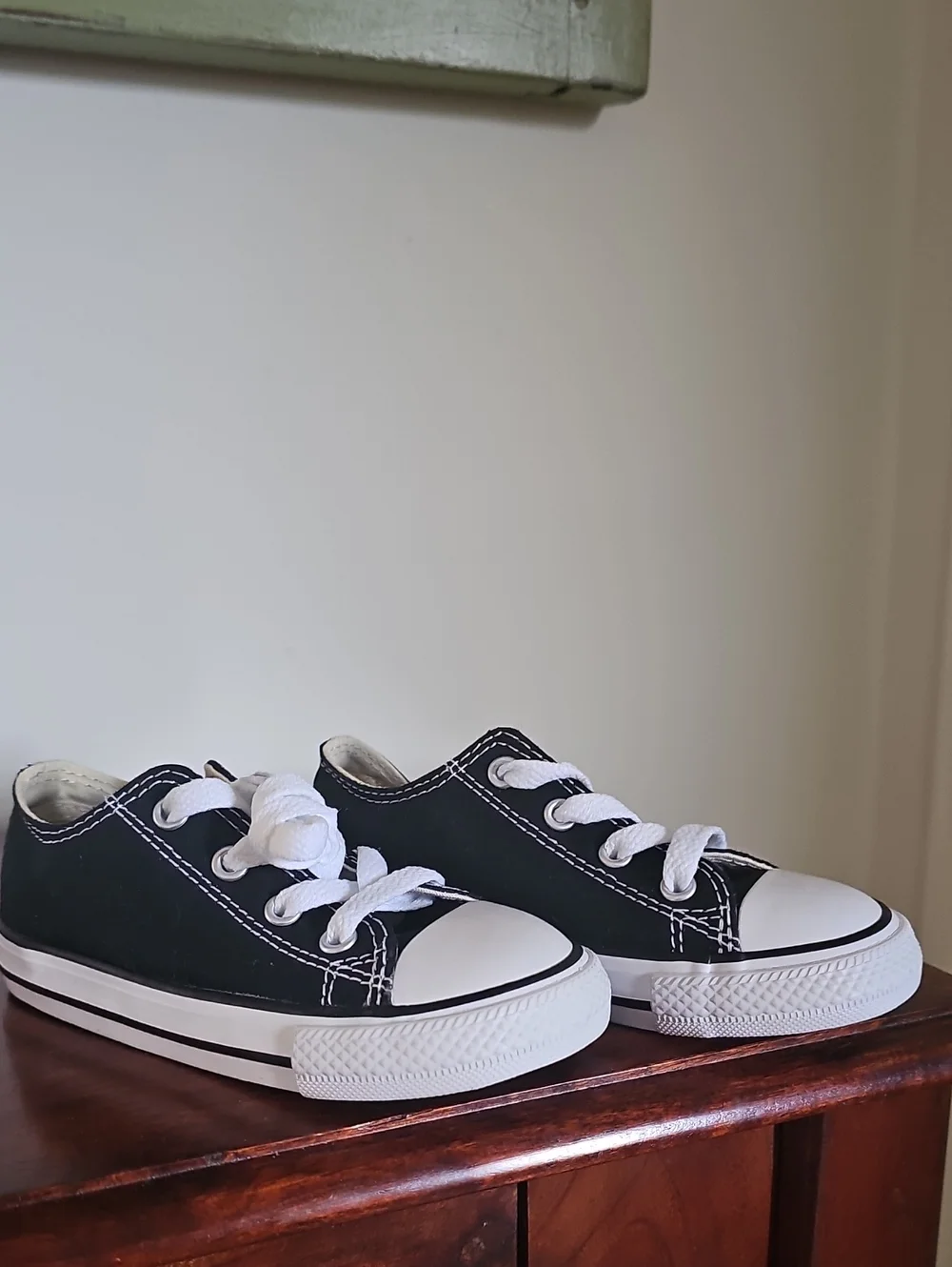 Size 8 Converse Kids Black and White Canvas Low-Top Sneakers *NEW* Never Worn